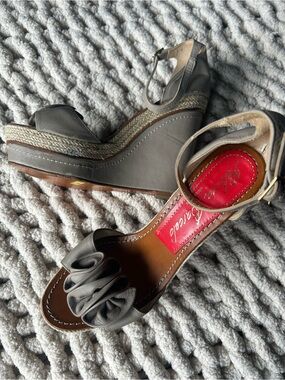 Paloma Barceló Gray Ruched Leather Wedge Sandals with Ankle Strap